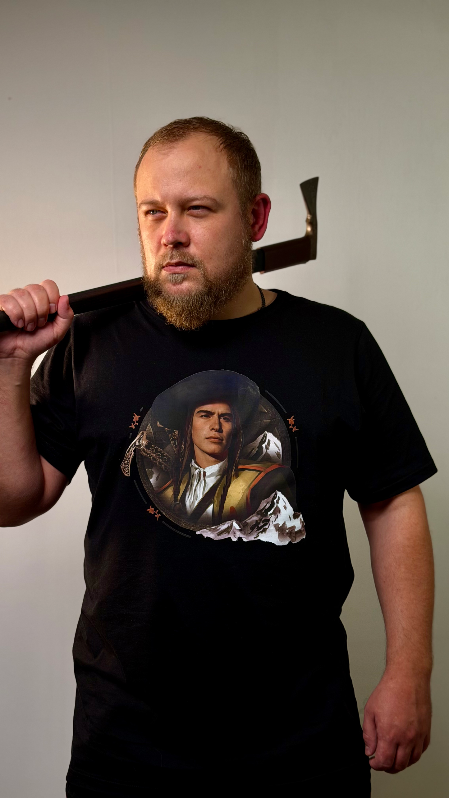 Koszulka JURAJ JANOSIK marki Corno Owca, czarna z nadrukiem postaci Janosika, wygodna odzież casual dla fanów legendy.