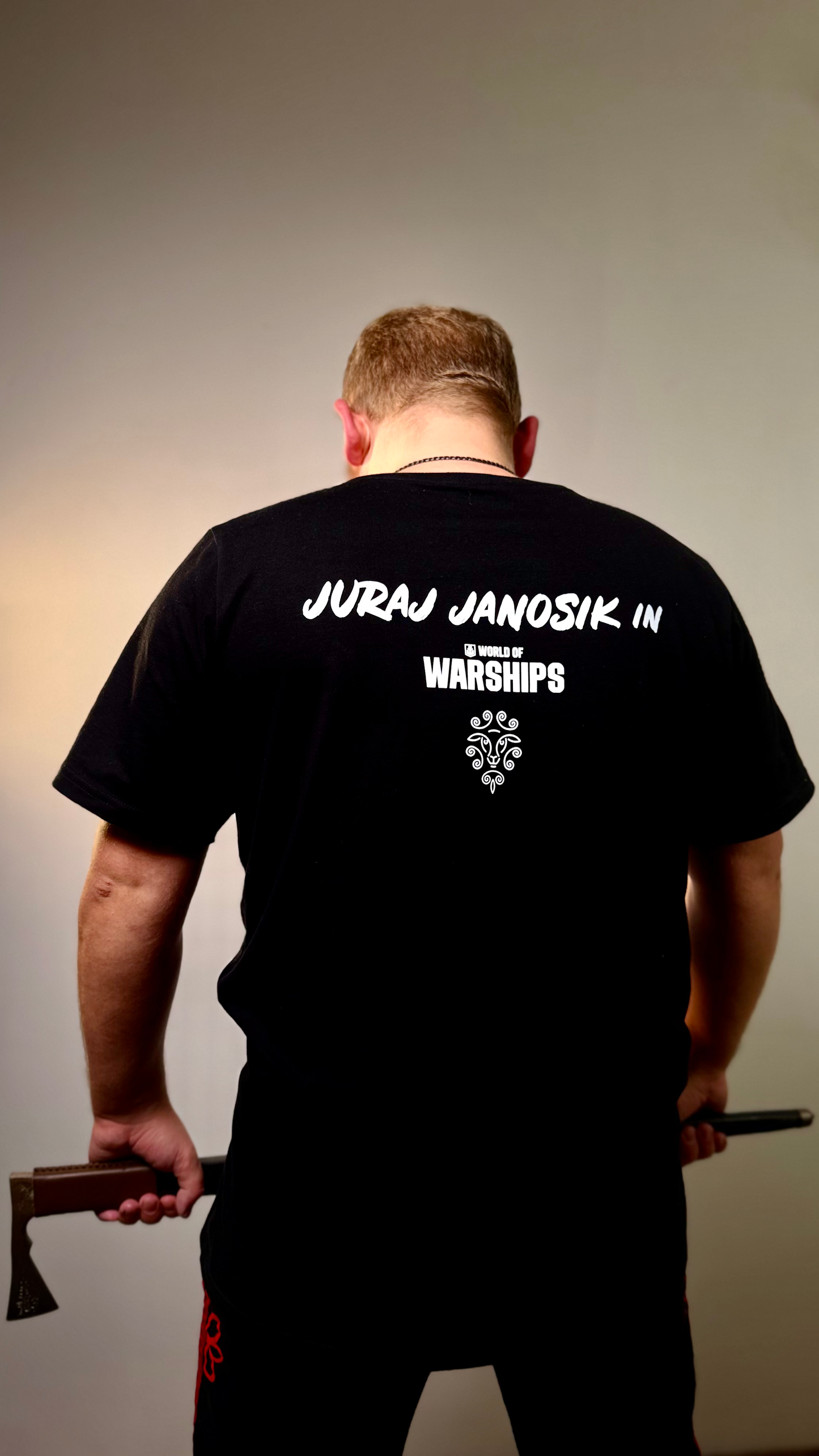 Koszulka JURAJ JANOSIK marki Corno Owca, czarna bawełniana t-shirt z nadrukiem postaci Janosika, na jasnym tle.