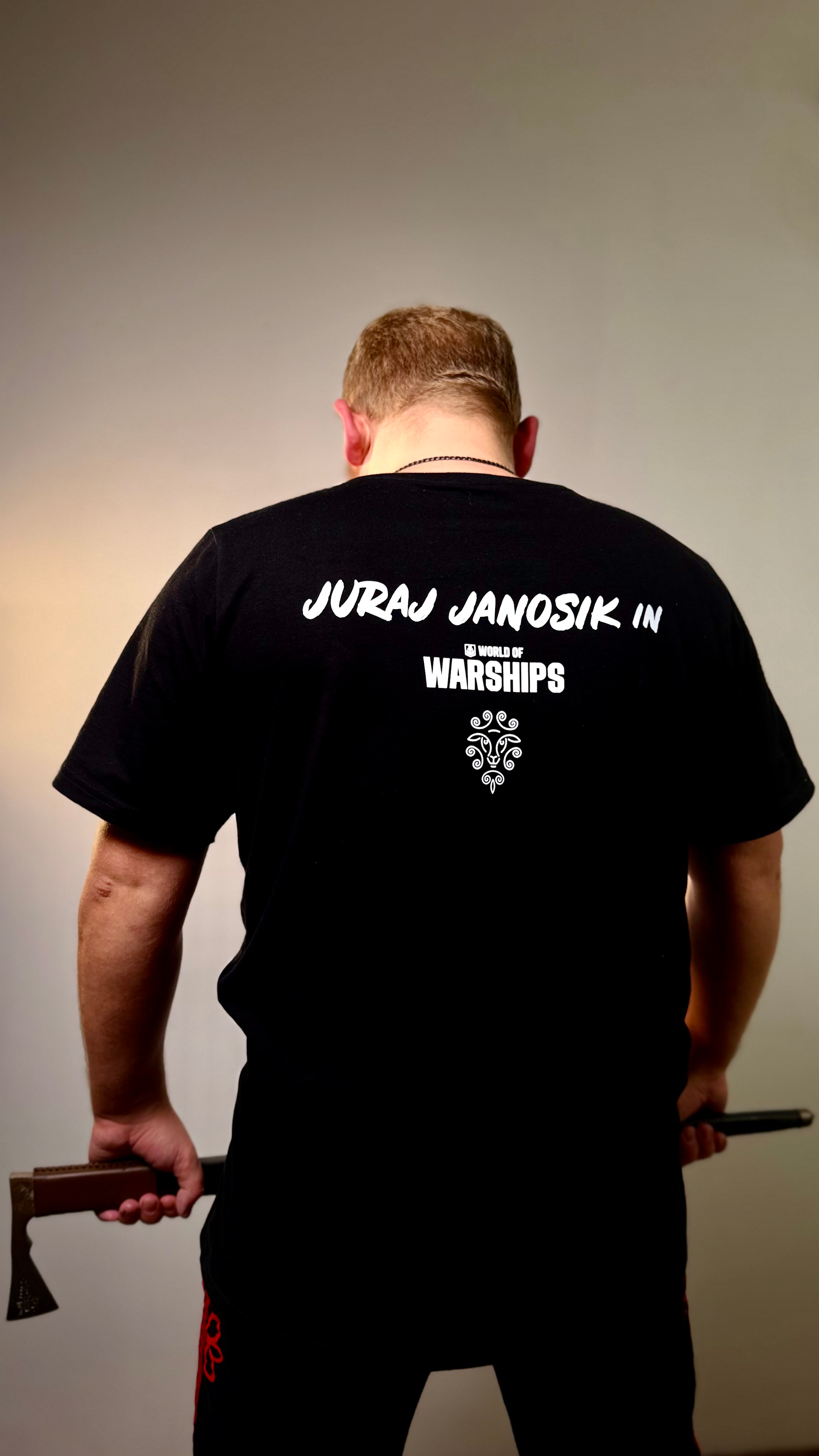 Koszulka JURAJ JANOSIK marki Corno Owca, czarna bawełniana t-shirt z nadrukiem postaci Janosika, na jasnym tle.