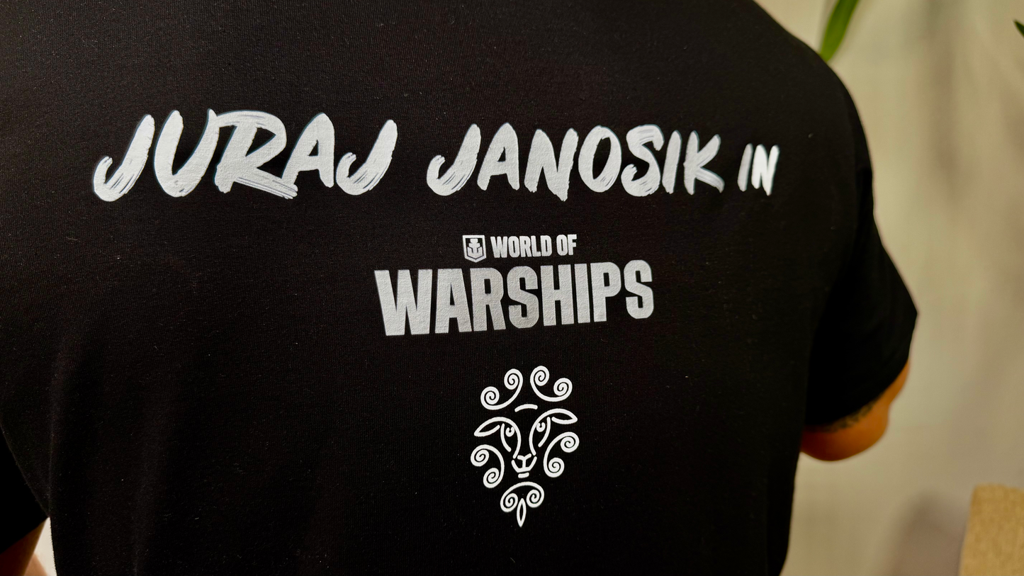 Koszulka JURAJ JANOSIK marki Corno Owca, czarna z haftem z przodu, wygodny t-shirt z nadrukiem na co dzień.